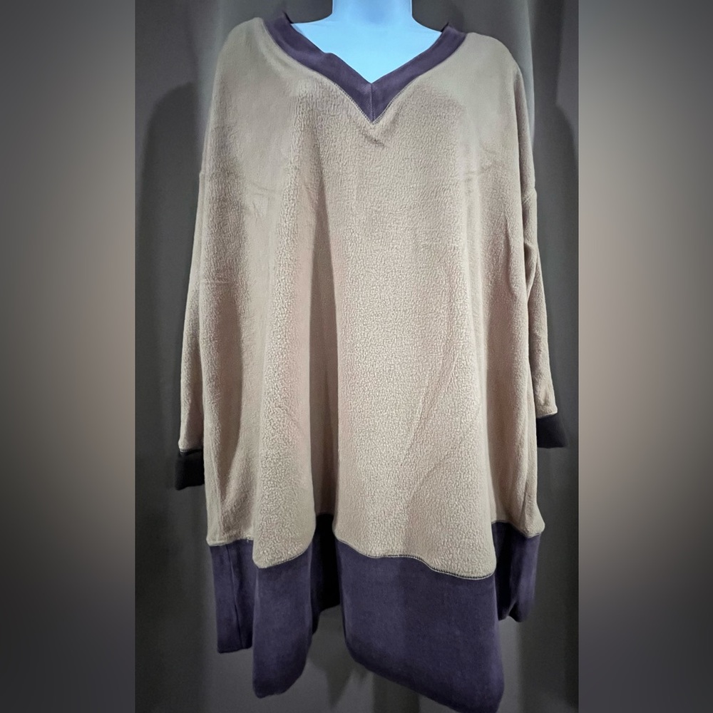Entro:
Over-Sized Long Sleeve
Two-Tone V-Neck Women's Sweater
100% Polyester